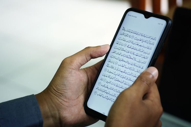 reading quran on phone without wudu
