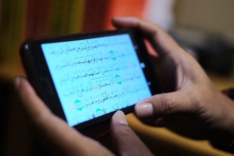 reading quran on phone without wudu
