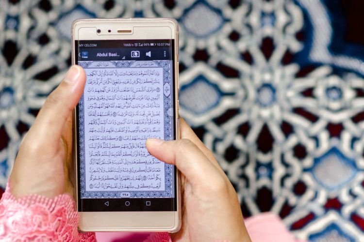 Can I Read The Quran On My Phone Without Hijab?