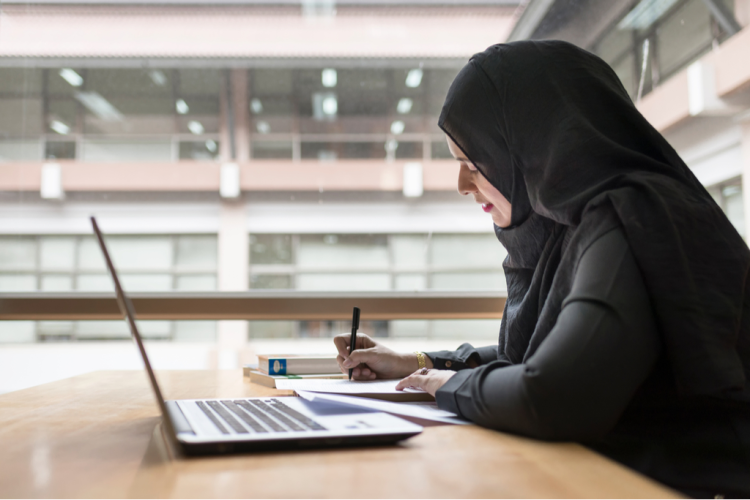 What are The Advantages of Learning The Quran With Tajweed Online Versus in Person?
